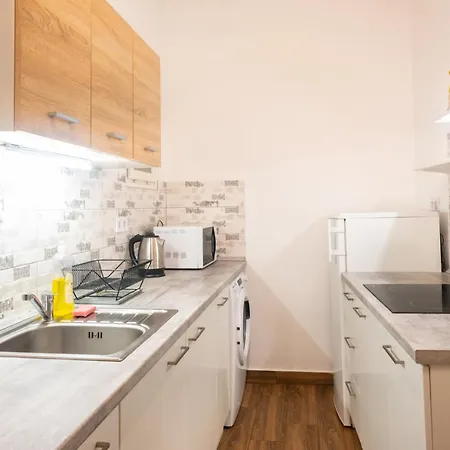 Cozy & Quiet Near Kiraly Street Free Parking, Ac, Perfect For 4 Guests! Boedapest