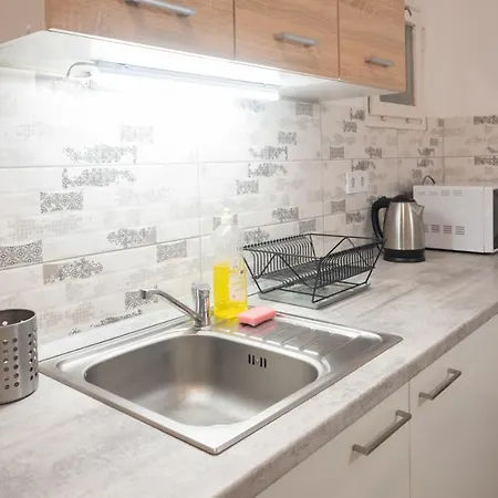 Cozy & Quiet Near Kiraly Street Free Parking, Ac, Perfect For 4 Guests! Boedapest