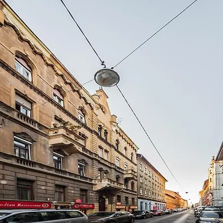 Cozy & Quiet Near Kiraly Street Free Parking, Ac, Perfect For 4 Guests! Boedapest